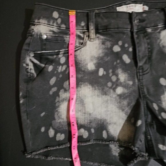 TORRID SHORTS WOMEN'S SIZE 16 BLACK SPLATTER 3.5 Inch Mid Rise 5 Pocket Sold Out - Picture 7 of 10